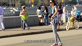 俄罗斯女孩儿追求者成群，当脱下上衣的那一刻，全场男生沸腾了