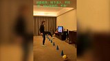 家里蹲怎么锻炼！跟着汪嵩一起 几瓶水和一个球就够了