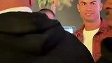 C罗身穿休闲装主动和球迷招手
