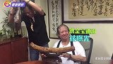 洪金宝现身把玩降真香，一克比黄金贵，和夫人同框犹如两代人