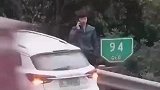 司机高速抛锚，等救援时意外来了，接线员一句话把驾驶员救了！