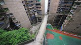 重庆的“奇葩”小区，楼下就是悬空栈道，落差将近百米