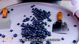 牛人往锅上撒2盒蓝莓，整口锅都在“颤抖”，颜色很鲜艳！