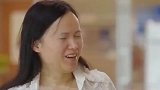 婴儿哭闹警察刚刚抱起来，就被婴儿吐一脸奶水
