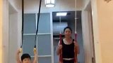 女子玩健身器材拍视频，不料意外脱落头被砸