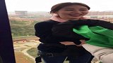 美女小姐姐挑战蹦极，没想到她这样勇敢，真是太佩服她了