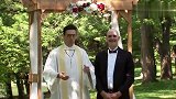 神父为两条狗主持婚礼，受邀参加的路人都懵了