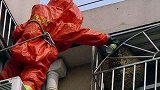 60秒直击现场！ 消防员“火攻”巨型马蜂窝