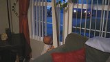宝宝趴在窗前等爸爸下班，看到爸爸回来后激动地爬向门口迎接爸爸