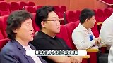 歌唱家戴玉强回村奔丧，披麻戴孝送别亡母，葬礼隆重众星献唱