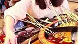 今天带大家去一个小酒馆串串香，听名字是不是就兴趣呢。走着