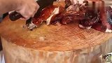 跟师傅要了半只脆皮烧鹅，看他下手我有点心疼，还不能讲