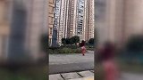 姑娘提着剑出来丢垃圾 穿睡衣空翻舞剑