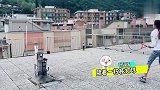会玩!意大利居民宅家网球挑战又出大招 这次是隔着一栋楼