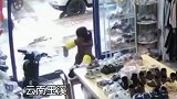 孩子在店门口玩耍，巡逻警察见到后返回询问家长在哪
