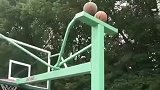 篮球困篮架上，用篮球撞击再次被困