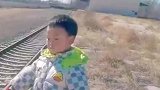 男子带孩子和火车打招呼，司机也非常配合的回应