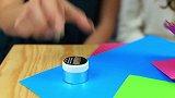 女子拿出眼影盒，然后改装成了装胶带用的，真是太厉害了！