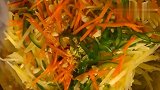 师傅做凉拌土豆丝，几分钟就做一盘，看完这视频，我先收藏了！