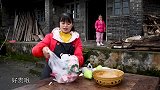 丫丫今天给女儿做“干香排骨”味道很赞，一家人吃得过瘾