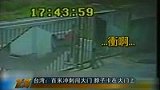 监拍学生“百米冲刺”闯校门 脖子被卡大门上-3月20日