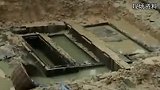 连云港发现千年古墓，专家打开墓中棺材，棺中竟伸出一条大白腿