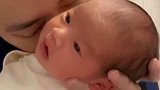 宝爸真是太可爱了，看见宝宝稀罕的不得了，还闻一闻宝宝身上的味