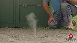 国外爆笑恶搞：眼睁睁看着小狗被烧成灰烬，路人都吓懵了