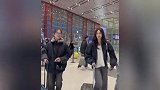 钟丽缇两个女儿现身机场，15岁考拉身高惊人已到172