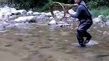 小伙为了抓鱼也是拼了，就这样抓鱼的技术，我不服都不行