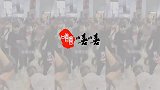 丁真现身机场堪比顶流，两位助理全程陪同，粉丝簇拥围拍送鲜花