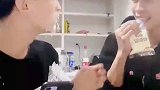 高校男生一起喝牛奶，室友居然留有一手
