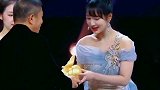 肖战杨紫同台领奖，战哥这个奖杯的形状，你是不是想到了某人的发