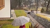 我喜欢雨天，孩子也喜欢雨天，因为可以闻到泥土的芬芳
