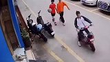 小男孩不小心吓到狗狗拍球给小狗道歉