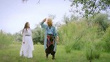 白晶晶死缠着孙悟空，她亮出白骨鞭，孙悟空瞬间吓懵了
