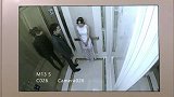 小伙坚信美女就是要找的人，想把香水送给她