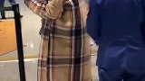 女过安检也要脱衣服，人人平等