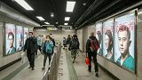 福州地铁把所有的明星广告牌撤掉，全部换上援鄂医务人员群体像。看得热血沸腾、热泪盈眶。