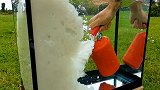 灭火器能消灭火灾，如果对水使用会发生什么，场面差点失控