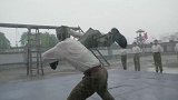 追风：女兵冒雨训练浑身湿透，却遭男兵瞧不起，果断教男兵做人