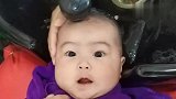 小宝宝第一次在理发店洗头,两个眼珠子转来转去的,好像有点紧张