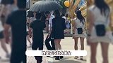昆凌现身香港迪士尼，与杰伦隔空秀恩爱超甜，扎马尾少女感拉满