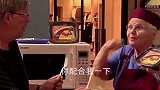 外国老太太恶搞食客，最后的小哥哥眼神都变了！太搞笑了