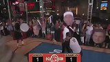 篮球-14年-考辛斯吉米秀单挑主持人 边敲鼓边打球无比欢乐-专题