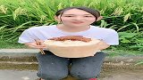 上山能挑担，下水能摸鱼，最主要是还能吃，你们喜欢这样的姑娘吗