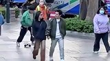 小伙为了给女友惊喜，竟自导自演这出戏，女友下一秒动作惊呆路人