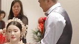女儿出嫁父母忍住眼泪相送