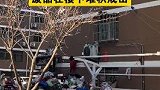 独居老人捡废品堆满房间，清理了七八个小时，废品在楼下堆积成山