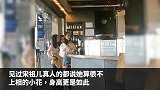 路人偶遇宋祖儿，比起网红脸网友更关注身高：被骗这么久